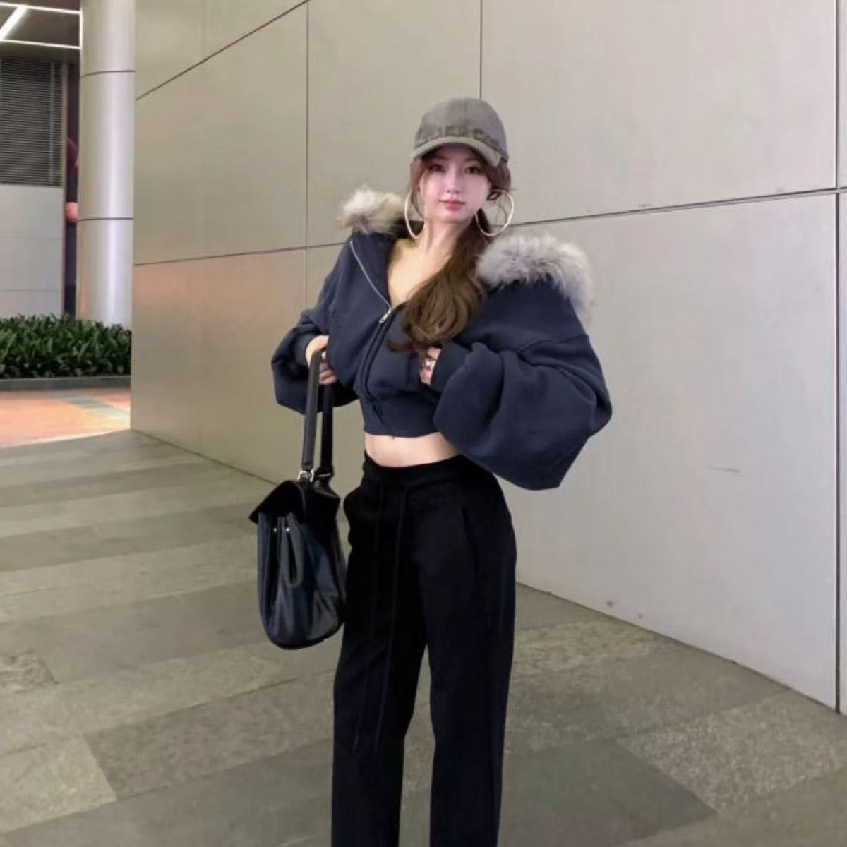 American-style Hoodie With A Fur-lined Hood And A Zipper